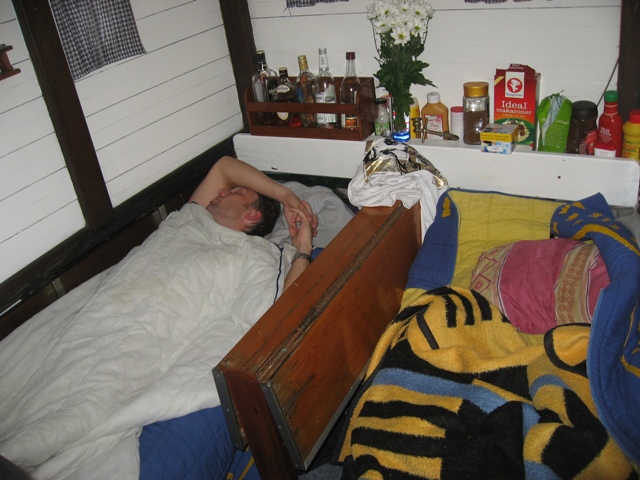 Vid 05 så somnade vi gott. Martin var den första, förutom ägarna, som sovit över på Høgen.. Coolt!